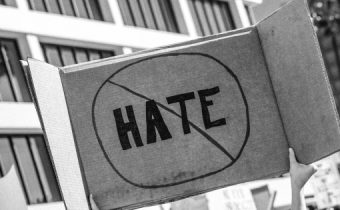 Británie: Policie nabádá občany, aby hlásili „ofenzivní“ komentáře, i když to nebudou „zločiny z nenávisti“