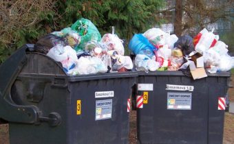 Bydlí sice jednou, ale za komunální odpady platí dvakrát