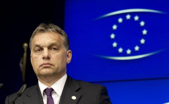 Brusel chce pred voľbami presadiť prisťahovalecký program, varuje Orbán