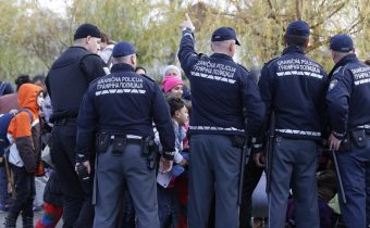 VIDEO: Bosnianska polícia zastavila stovky migrantov pri chorvátskych hraniciach