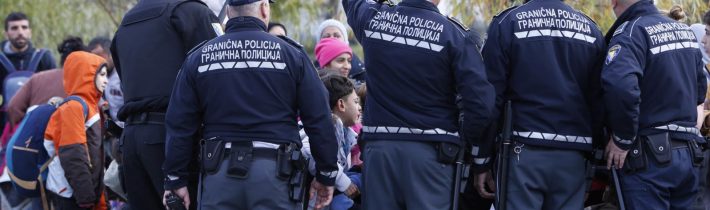 VIDEO: Bosnianska polícia zastavila stovky migrantov pri chorvátskych hraniciach