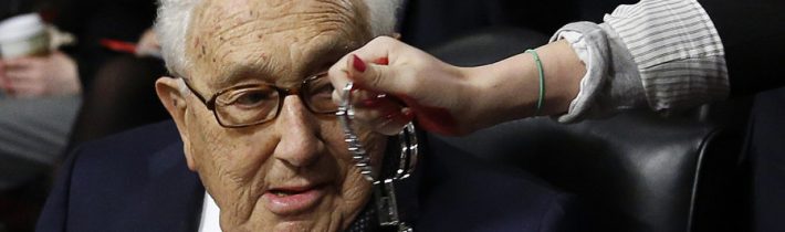VIDEO: Zaslúžite si väzenie, zaslúžite si zhniť v pekle, kričali na Kissingera študenti počas prednášky na Newyorskej univerzite