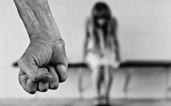 Švédsko: Syřan, který na veřejné toaletě znásilnil 12letou dívku, nebude uvězněn ani deportován