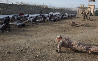 Čeští a američtí vojáci jsou podezřelí z mučení afghánského vězně. Byla to pomsta?