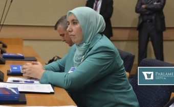 V parlamente Republiky srbskej prvýkrát zasadla moslimka v hidžábe