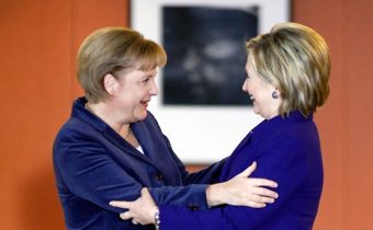 Clintonová obdivuje Merkelovej súcit a veľkorysosť k migrantom