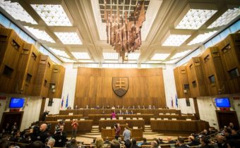 Parlament žiada slovenskú vládu, aby odmietla migračný pakt OSN