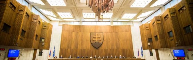Parlament žiada slovenskú vládu, aby odmietla migračný pakt OSN