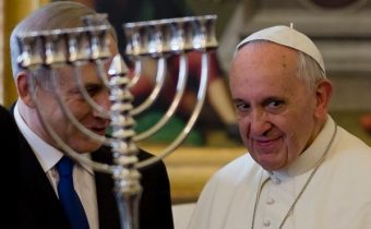 Pápež chce zakázať antisemitizmus
