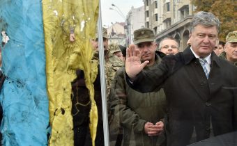 Kyjevský politológ predpovedá Porošenkovi hanebný útek z krajiny po prezidentských voľbách