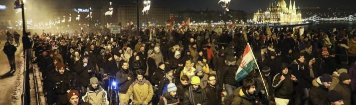 Maďarsko nezmení novelu zákonníka práce, podľa vlády za protestami stojí skupina podporovaná Sorosom