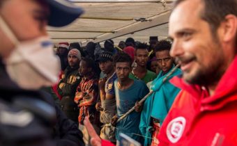 VIDEO: Do španielskeho prístavu Crinavis priplávala loď s tristo migrantmi