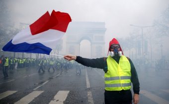 VIDEO: Francúzsku hrozí výnimočný stav. Demonštranti rabovali a zničili Víťazný oblúk