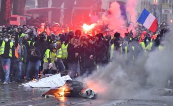 Francúzsky parlament prijal ekonomické a sociálne opatrenia na upokojenie protestov
