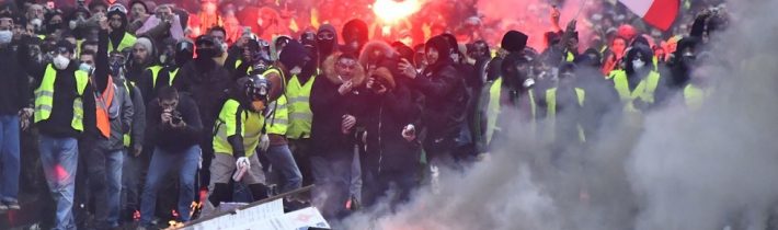 Francúzsky parlament prijal ekonomické a sociálne opatrenia na upokojenie protestov