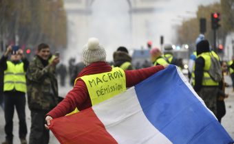 Žluté vesty pokračují v protestech, Macronův proslov nezabral