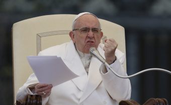 Pápež obvinil politikov kritizujúcich migrantov z podnecovania xenofóbie a rasizmu