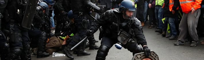 VIDEO: Vo Francúzsku pokračujú protesty ľudí, polícia použila proti žltým vestám slzotvorný plyn