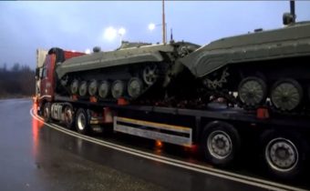 VIDEO: Na Ukrajinu smerovali cez Slovensko neoznačené tanky a vojenská technika