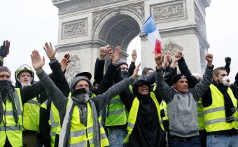 Žlté vesty dosiahli svojimi protestmi víťazstvo, francúzska vláda zastaví zvyšovanie daní z palív