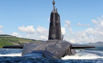 Britská jaderná ponorka téměř narazila do trajektu přepravujícího osoby v Irském moři