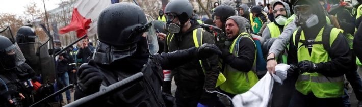 Rada Európy odsúdila útoky Žltých viest na francúzskych novinárov, o policajnom násilí voči demonštrantom sa nezmienila ani slovom
