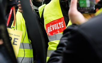Vůdce hnutí žlutých vest střelili francouzští policisté přímo do oka, možná o něj přijde. Prezidentovi Macronovi vzkazuje: „Manu, tohle neí tvoje Francie.“