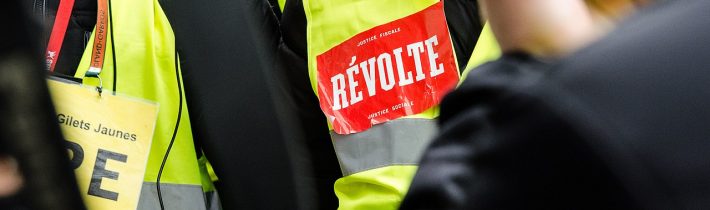Vůdce hnutí žlutých vest střelili francouzští policisté přímo do oka, možná o něj přijde. Prezidentovi Macronovi vzkazuje: „Manu, tohle neí tvoje Francie.“