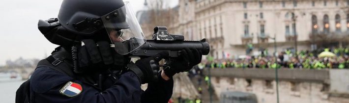 Francúzsky súd povolil policajtom používať gumové projektily proti demonštrantom