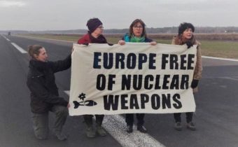 Na americkej vojenskej základni zatkli štyroch europoslancov vyzývajúcich na stiahnutie jadrových zbraní USA z Európy