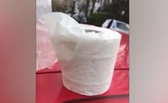 Muslimové útočí na prodejnu M&S, protože údajně prodává toaletní papír s nápisem „Alláh“