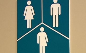 Bavorské základné školy zvažujú zriadenie toaliet aj pre “tretie pohlavie” 