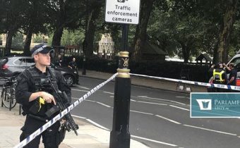Polícia uzavrela Londýnsku ústrednú mešitu. Neďaleko od nej na smrť dobodali mladíka