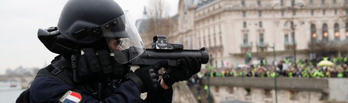 Proti žltým vestám zasiahne francúzska armáda, opozícia s tým nesúhlasí