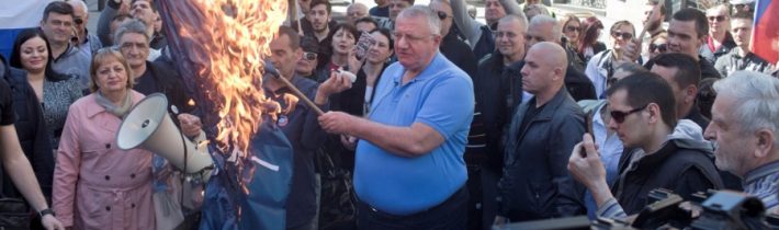 VIDEO: Srbský nacionalista Vojislav Šešelj spálil na výročie bombardovania vlajky NATO a EÚ
