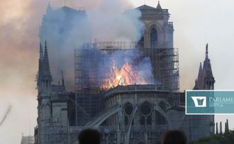 Požiar parížskej katedrály nevykazuje znaky trestného činu