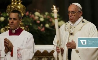 Katolíci si cez deň spomínajú na mŕtveho Krista, večer slávia veľkonočnú vigíliu