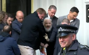 P.C.Roberts: Mučení Juliana Assange