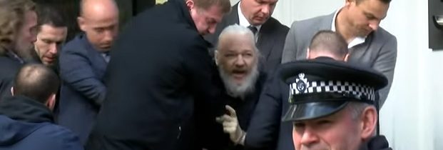 P.C.Roberts: Mučení Juliana Assange