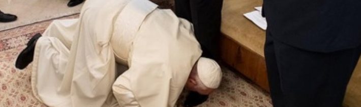 Líbat Rybářský prsten je nehygienické, zato boty jihosúdánským lídrům – hygiena sama. Doporučuje deset z deseti papežů Františků!