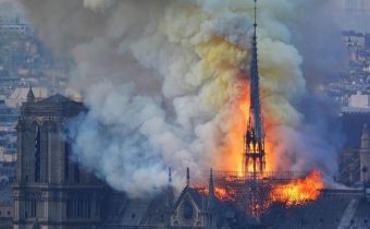 Uplynul rok a příčina pořáru Notre Dame zůstává záhadou