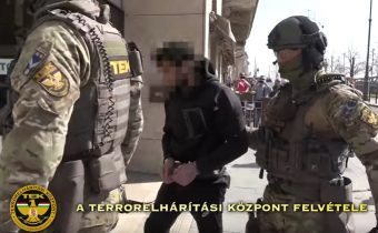 Podezřelý terorista ISIS zatčený v Maďarsku měl u sebe předplacenou debetní kartu EU