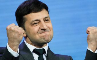 Komik Zelenskyj bude prezidentom Ukrajiny, Porošenko priznal porážku
