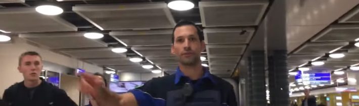VIDEO: Novinári filmovali na letisku v Ženeve účastníkov schôdzky Bilderberg, polícia ich zadržala