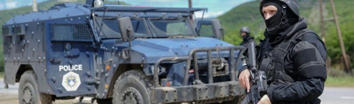 Srbsko uvedlo armádu do stavu bojové pohotovosti, v Kosovu se ozývá střelba a Priština zahájila provokační operaci proti srbskému obyvatelstvu! Kosovská policie zatkla i několik Rusů, Kreml hovoří o americké provokaci po rozhodnutí Prištiny vybudovat vlastní etnickou armádu! NATO dává naoko od projektu kosovské armády ruce pryč, ale americký Pentagon již má v Prištině zástupce svých zbrojovek! Za plánem stojí Hashim Thaci a americký senátor Marco Rubio, který stejné procesy razí i ve Venezuele!