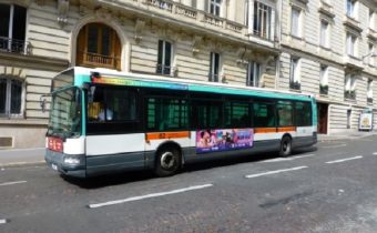 Paříž: Islámský řidič autobusu odmítl vyzvednout ženu kvůli krátké sukni