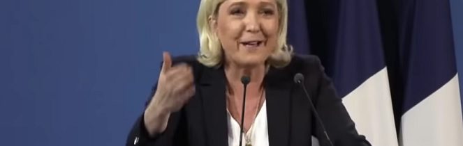 Marine Le Penová stane před soudem, protože sdílela na Twitteru fotografie hrůzných vražd Islámského státu