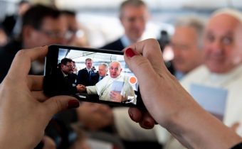 Pápež František považuje súčasnú žurnalistiku za dôležitý nástroj v boji proti nenávisti a falošným správam