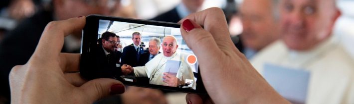 Pápež František považuje súčasnú žurnalistiku za dôležitý nástroj v boji proti nenávisti a falošným správam