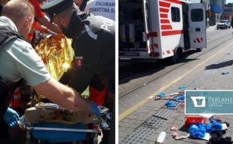 VIDEO Policajti pri zásahu v Bratislave postrelili dievča. Útočník, po ktorom išli, pobodal príslušníka finančnej správy, zranil aj policajta